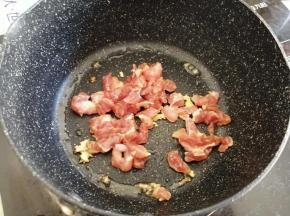 锅里倒油，烧热后放入姜末，再放入肉丁炒至变色。倒入没过肉丁的水，盖上锅盖，煮3分钟左右