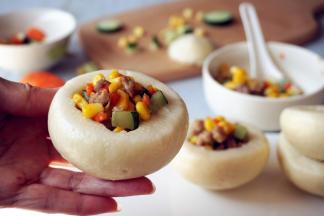 将菜盛到“碗”里就可以了