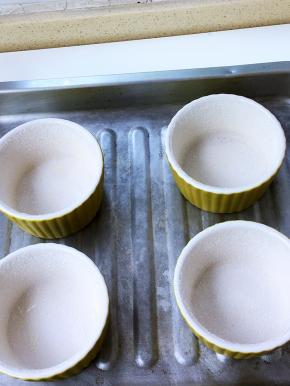 将模具放入烤盘中，烤箱上下火提前180度预热