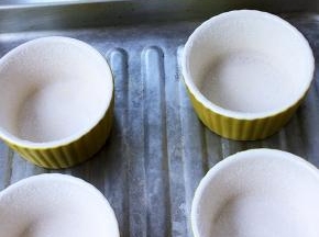 将模具放入烤盘中，烤箱上下火提前180度预热