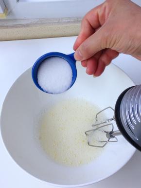 细砂糖分三次加入蛋白中打发至溶解