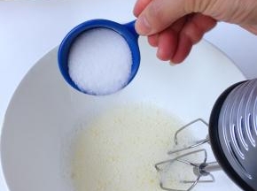 细砂糖分三次加入蛋白中打发至溶解