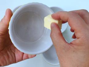 均匀的在杯子里涂抹一层黄油