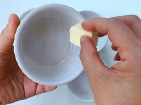 均匀的在杯子里涂抹一层黄油