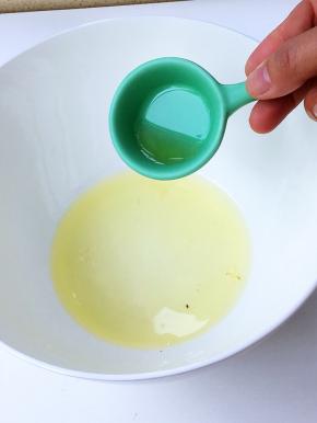 蛋清中加入柠檬汁