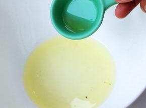 蛋清中加入柠檬汁
