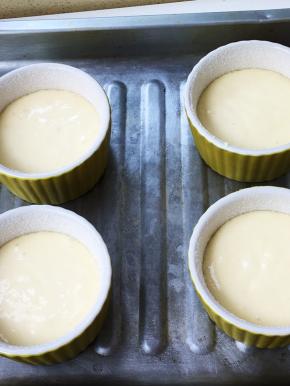 舒芙蕾糊倒入模具七分满，送入烤箱中下层烤二十五分钟