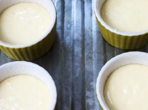 舒芙蕾糊倒入模具七分满，送入烤箱中下层烤二十五分钟