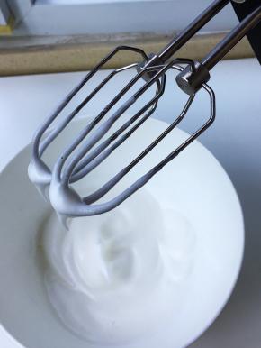 蛋白打发至偏干性发泡