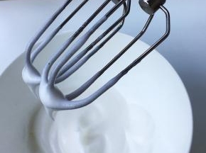 蛋白打发至偏干性发泡