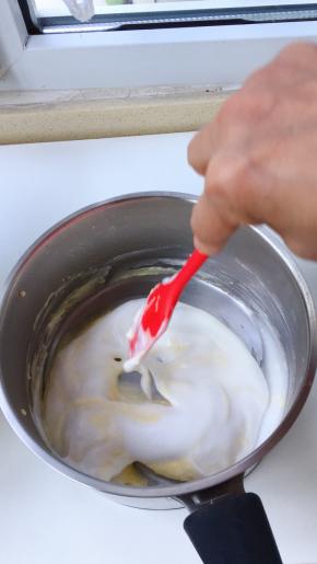 去三分之一蛋白与蛋黄糊切拌均匀