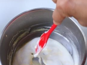 去三分之一蛋白与蛋黄糊切拌均匀