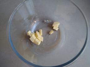 黄油切成小块状，在室温下软化