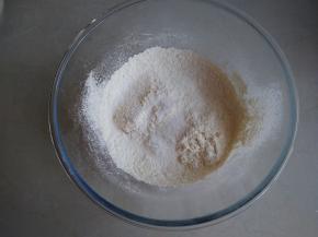 倒入黄油块里，用双手搓成粗玉米粉状