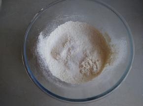 倒入黄油块里，用双手搓成粗玉米粉状