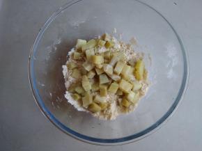 倒入芝麻和红薯块