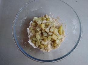 倒入芝麻和红薯块