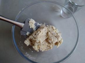 用切拌的方式将它们混合，然后倒入水，水量要根据面粉吸水性而定，不要倒入太多水，混合成如图的状态即可