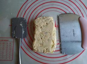 倒在案板上，压成长方形，切成两半，重叠放置