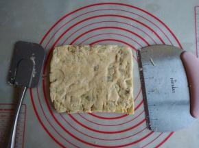 再压成长方形，如此反复操作两次，使司康饼增加层次感