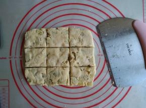 最后压成有1CM左右厚的长方形，并切成9份