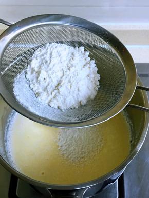 筛入低筋面粉搅拌至无干粉颗粒