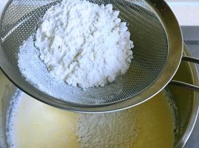 筛入低筋面粉搅拌至无干粉颗粒