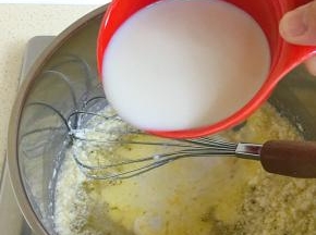 室温软化的奶油奶酪与黄油融化，加入牛奶小火加热至微微冒泡，离火