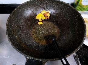 锅中留少许油