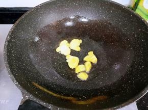 烧红的锅中放油，加入姜片
