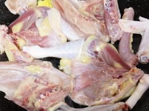为了缩短烹饪时间，我把整鸡一开四，以及翅膀单独剁下来，备用