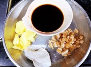 准备辅料：姜片、冰片糖、十三香、生抽和玫瑰露酒