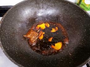加入所有辅料，姜、片糖、十三香、豉油、玫瑰露酒