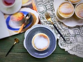 出炉，快速撒上少许糖粉，舒芙蕾的甜蜜，适合搭配一杯红茶