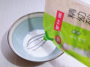 加入幼砂糖，继续抽打均匀。(我选用的幼砂糖是烘焙及凉拌专用呦)