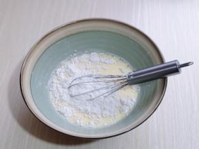 加入低筋面粉。(面粉过不过细筛无所谓，继续看下面)