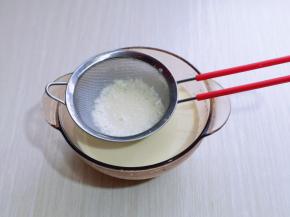 将蛋挞液过细筛，这样就做好了。