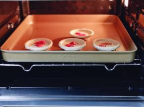 将烤盘入烤箱中层。