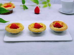 上面又放了一块切好的草莓。