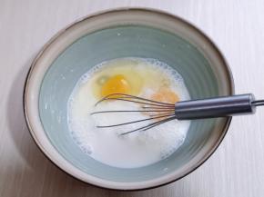 再加入蛋黄，抽打均匀。