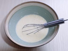 手动打蛋器抽打至无干粉。