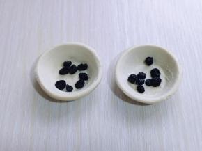 蛋挞皮中放入蓝莓干。