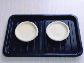 再倒入做好的蛋挞液，八分满，放入烤盘中。