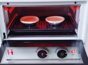 烤盘入早餐机。(我用的是早餐机，烤箱也可以)