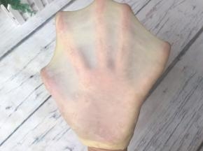 10分钟左右达到扩展阶段时加入软化的黄油，然后继续揉出手套膜。