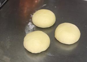 将发好的面团分成3份，这个量是一个450克吐司的量。