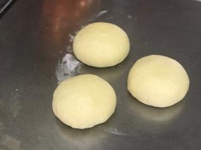 将发好的面团分成3份，这个量是一个450克吐司的量。