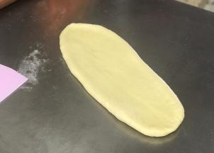 每份擀成长舌状，宽度基本和吐司盒宽度一样，擀的时候注意底下不要有太多面粉，否则擀不了的。