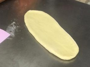 每份擀成长舌状，宽度基本和吐司盒宽度一样，擀的时候注意底下不要有太多面粉，否则擀不了的。