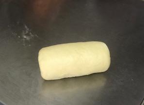 由上到下卷起，宽度保持一致。